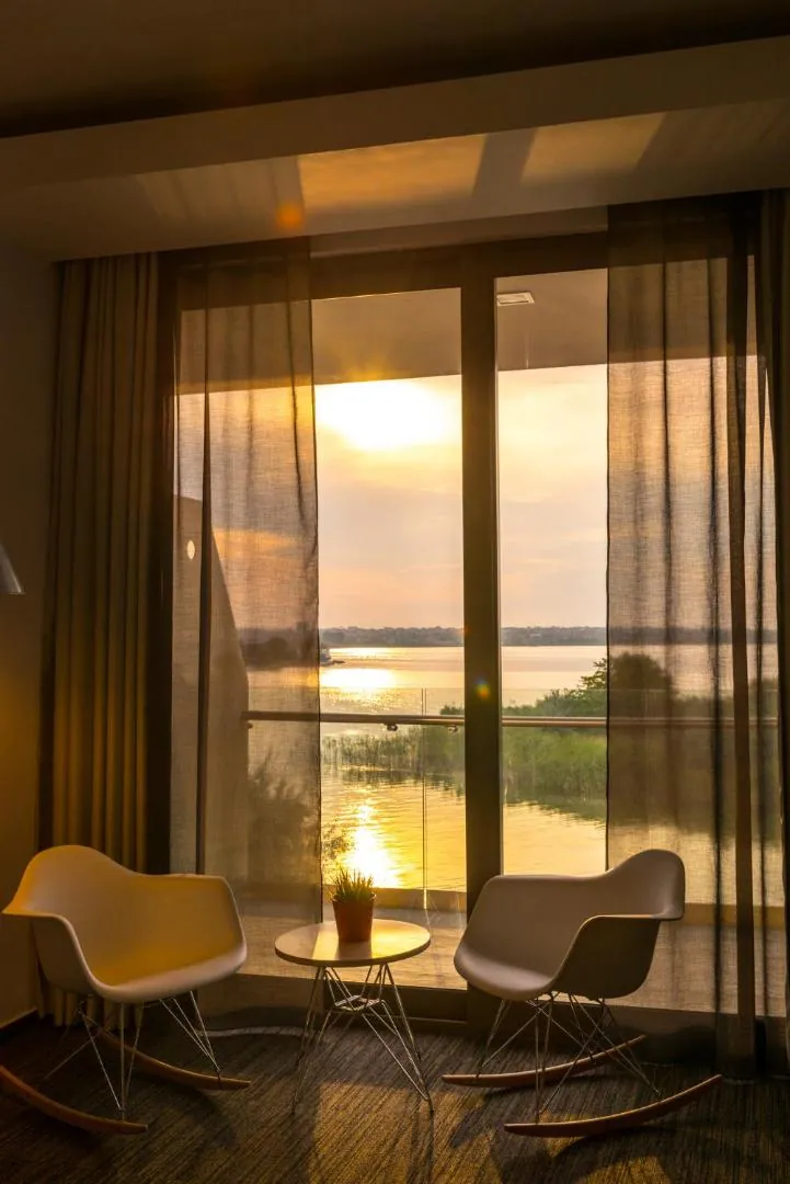 Cameră twin cu balcon şi vedere la lac
