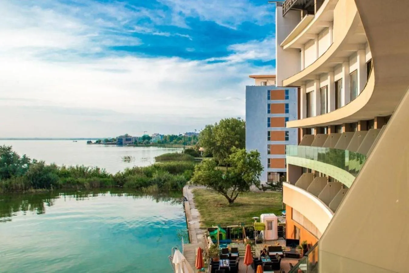 Balcon spre lacul Siutghiol și terasă la apus